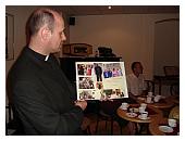 (5/9): ks. Prefekt Jan Podstawka  prezentuje album ze zdjciami dotyczacymi naszej wsppracy